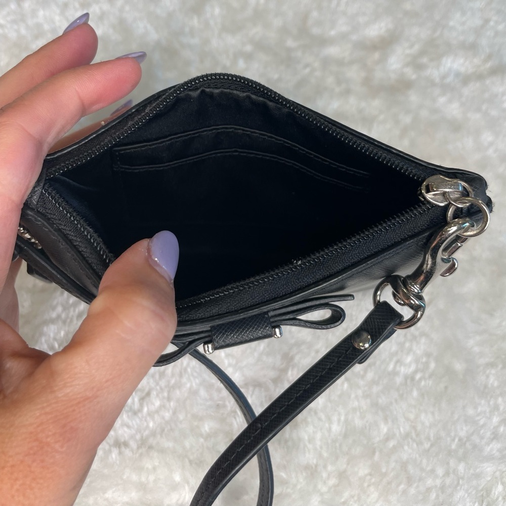 Adorable Coach leather bow wristlet - Picture 4 of 8